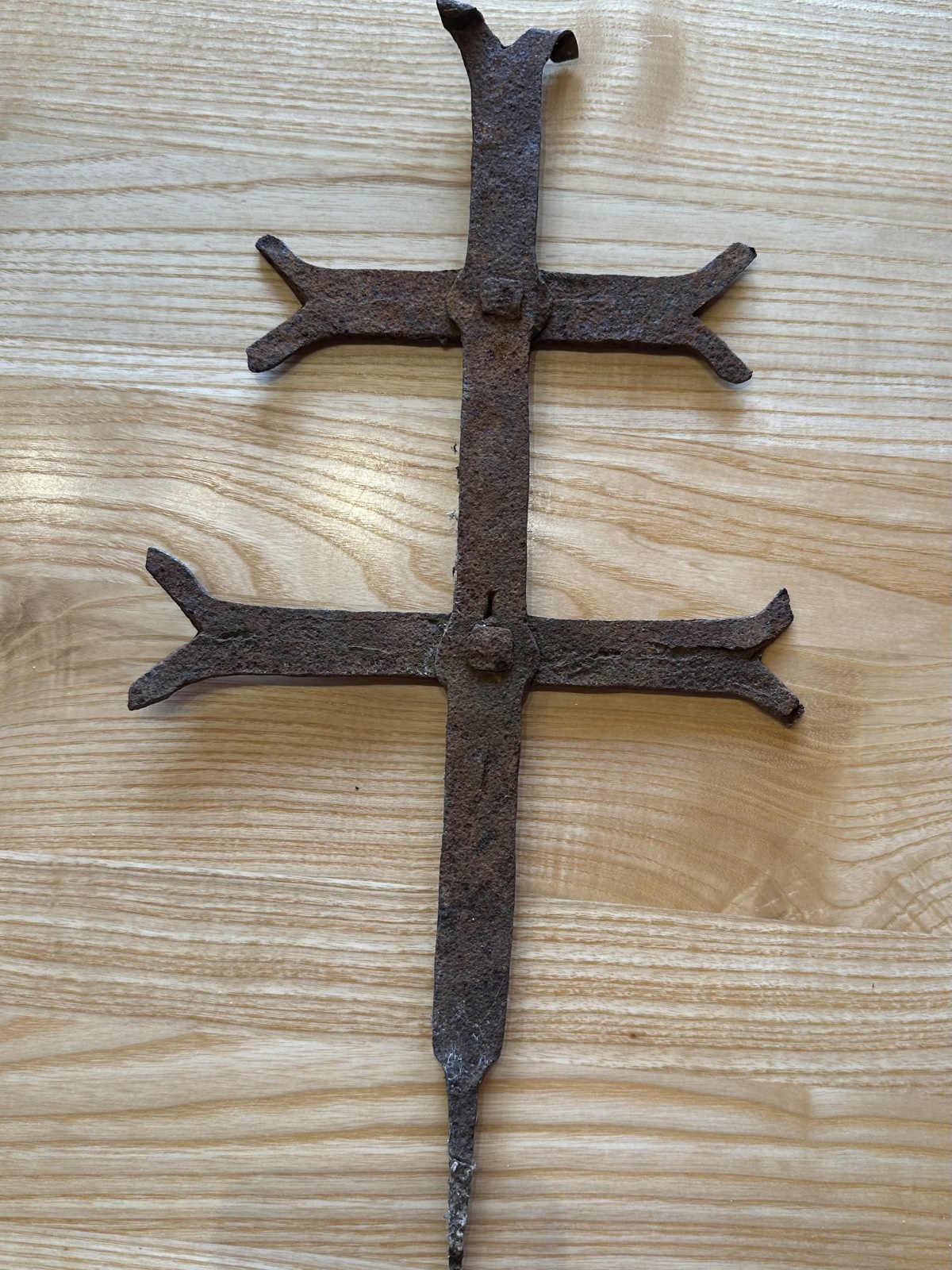 Lothringer Kreuz/Patriarchenkreuz geschmiedet