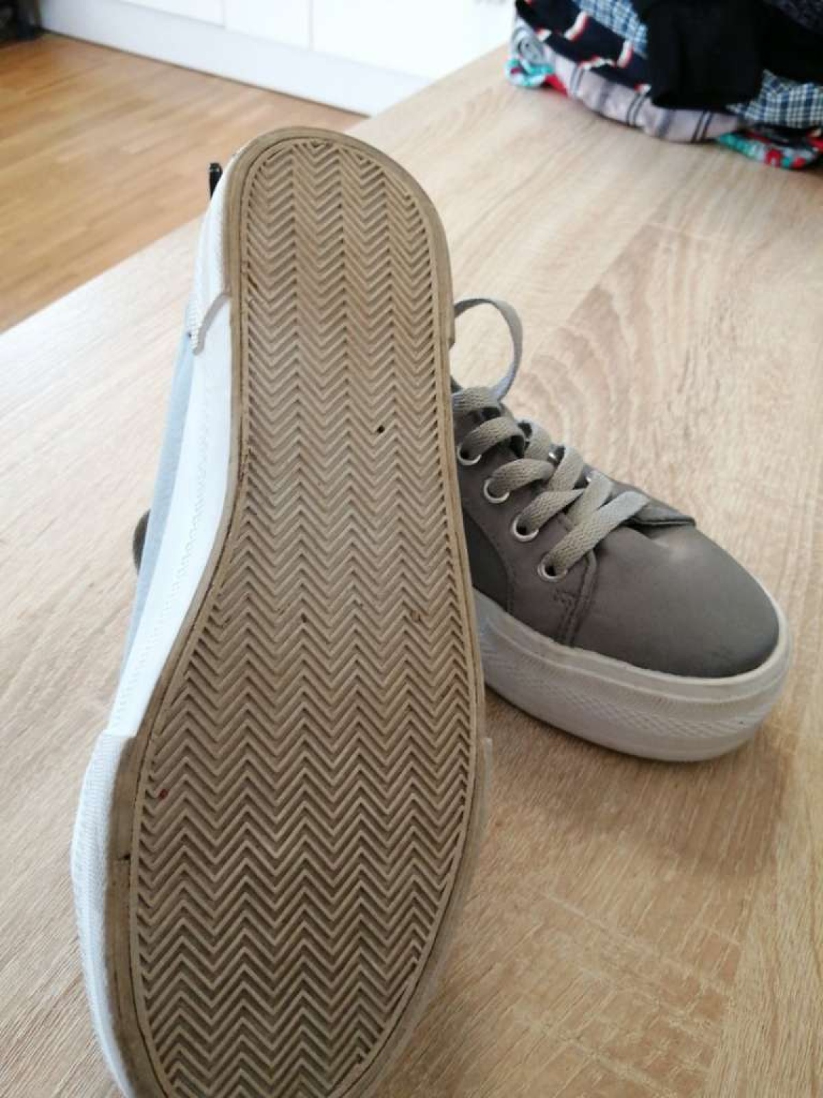 Sehr schöne Sneaker von Divided in gr. 37 abzugeben.