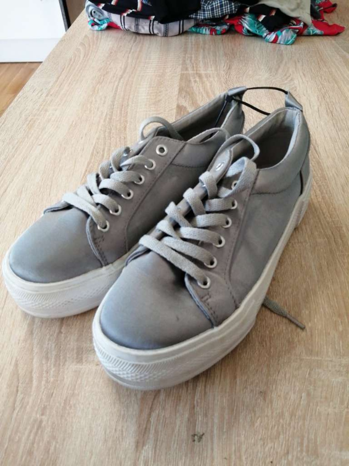 Sehr schöne Sneaker von Divided in gr. 37 abzugeben.