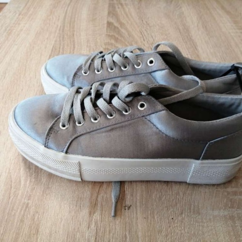 Sehr schöne Sneaker von Divided in gr. 37 abzugeben.