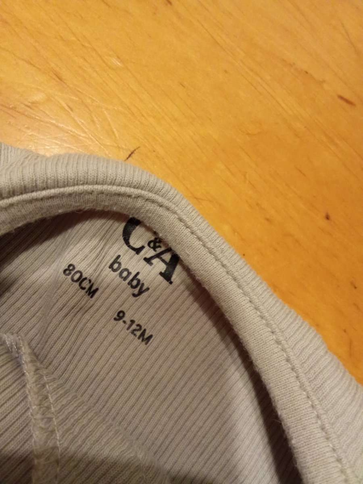 Sehr schöner Strampler von C&A in gr. 80 abzugeben.