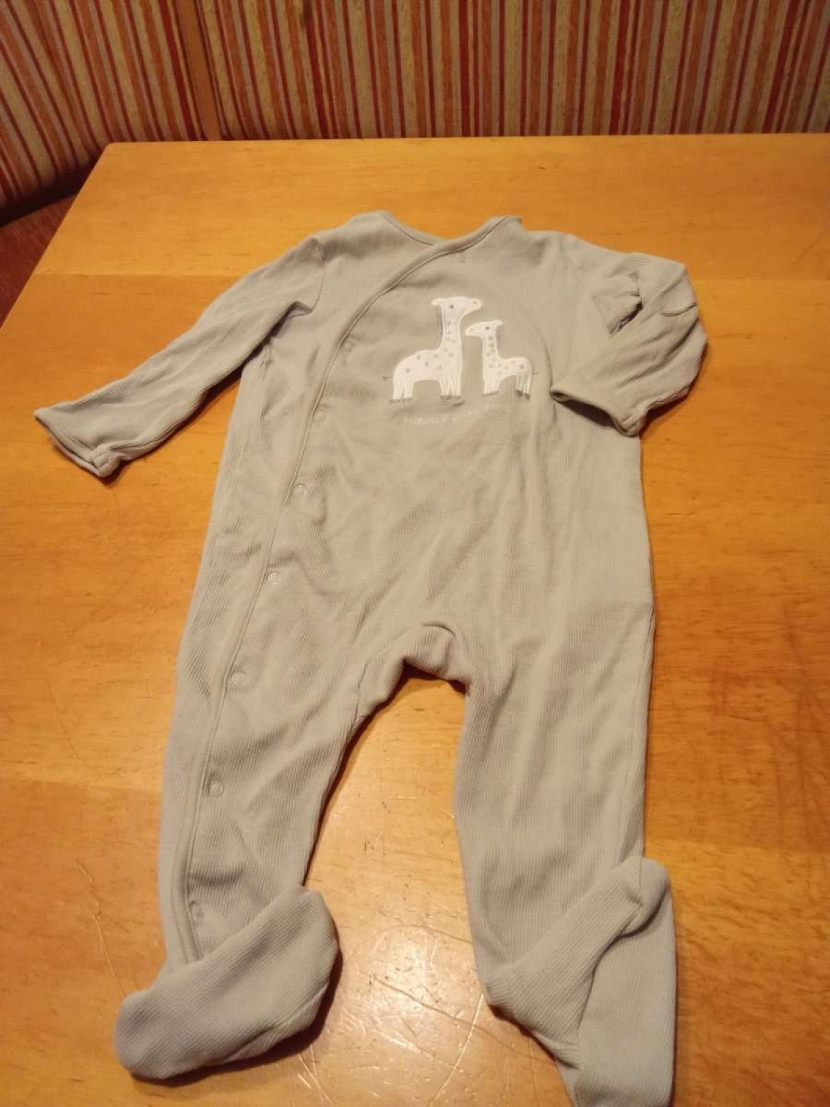 Sehr schöner Strampler von C&A in gr. 80 abzugeben.