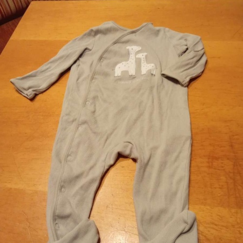 Sehr schöner Strampler von C&A in gr. 80 abzugeben.