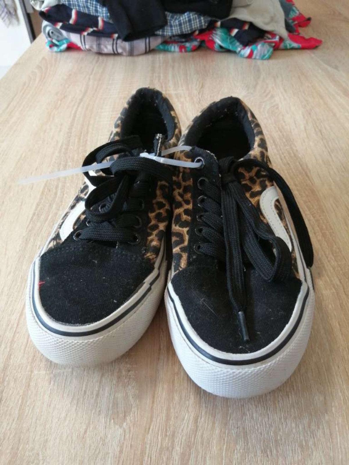 Sehr schöne Sneaker von Vty in gr. 36 abzugeben.