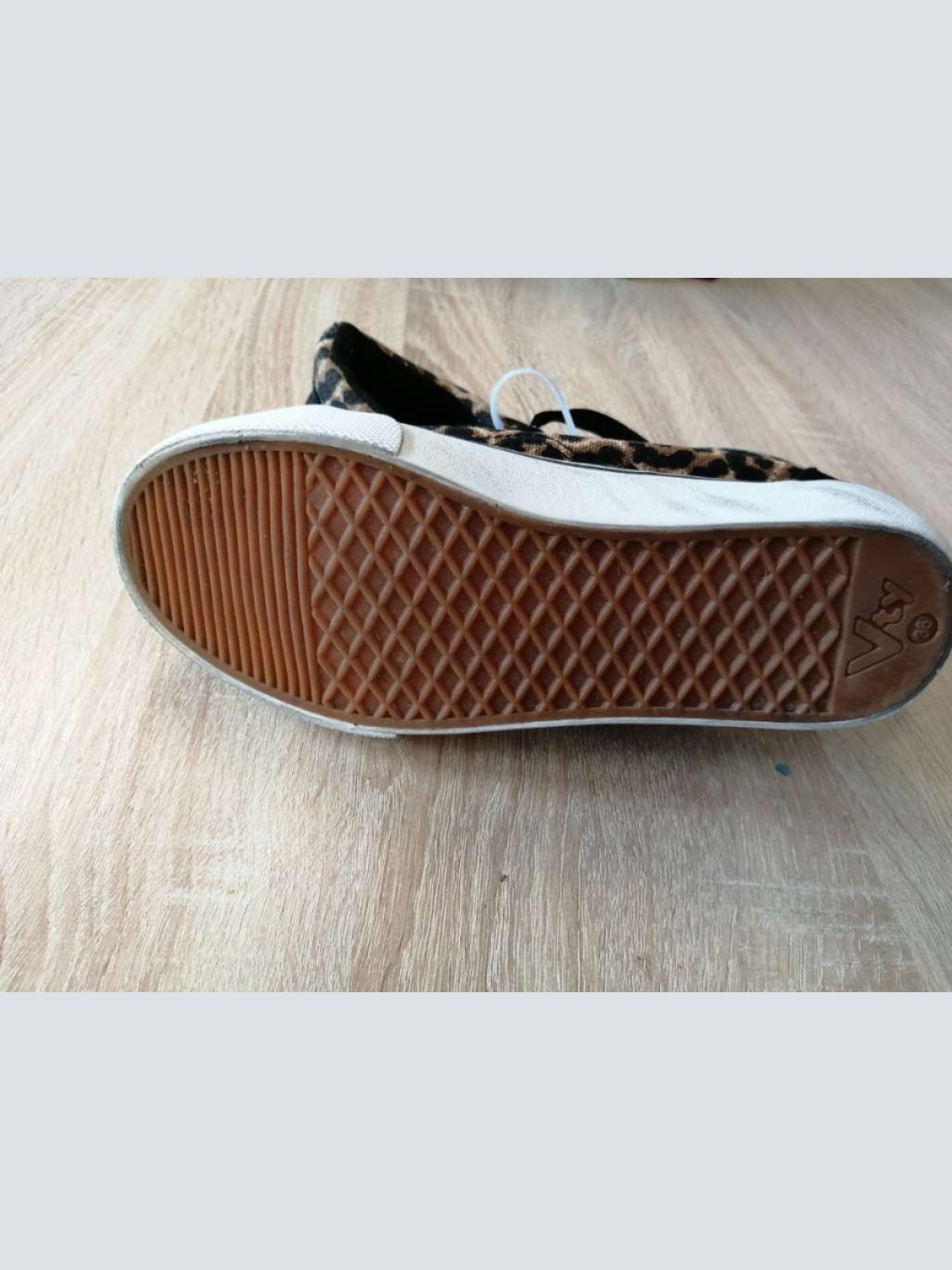 Sehr schöne Sneaker von Vty in gr. 36 abzugeben.