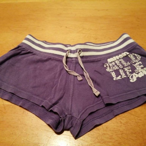 Sehr schöne kurze Hose von okay in gr. 152 abzugeben.