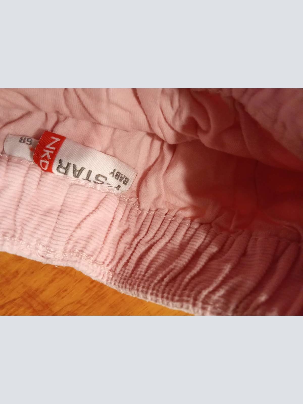 Sehr schöne Cord Hose von NKD in gr. 68 abzugeben.