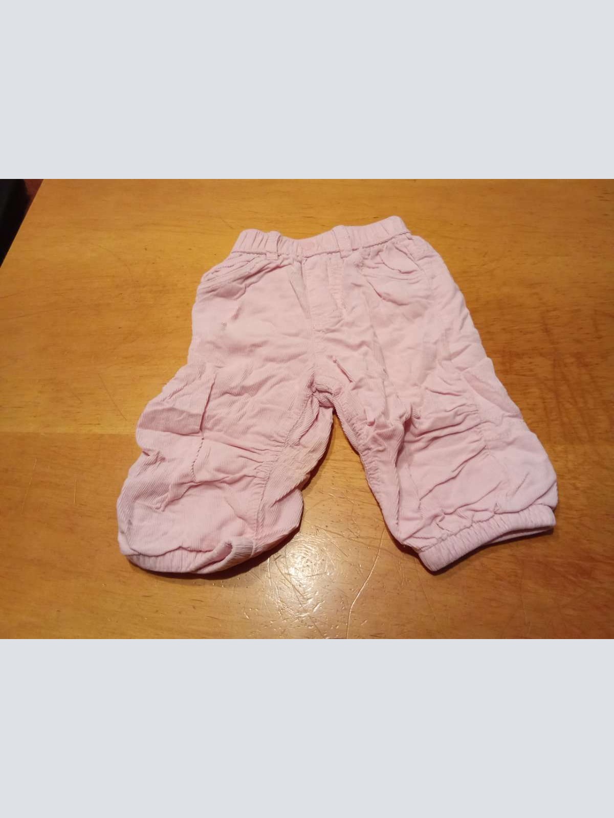 Sehr schöne Cord Hose von NKD in gr. 68 abzugeben.