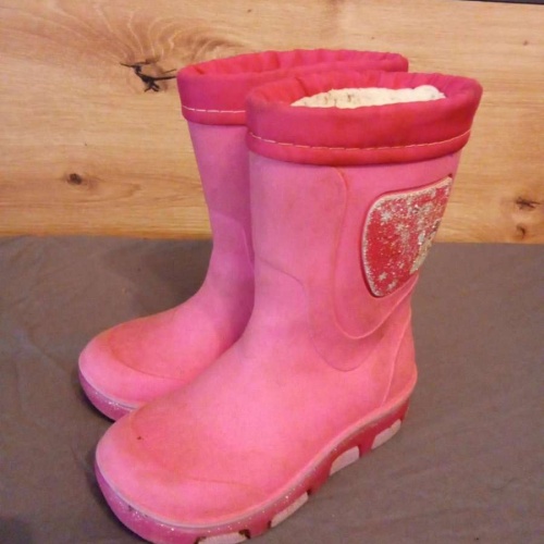 Sehr gern getragene gefütterte Gummistiefel von bama in gr. 22 abzugeben.