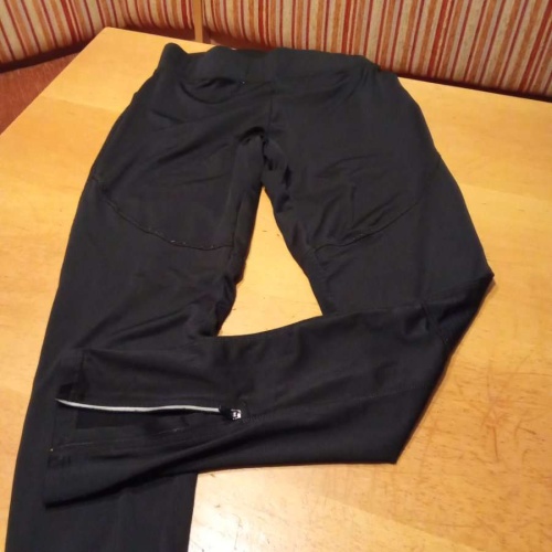 Sehr schöne Sport Hose von Tchibo in gr. S abzugeben.