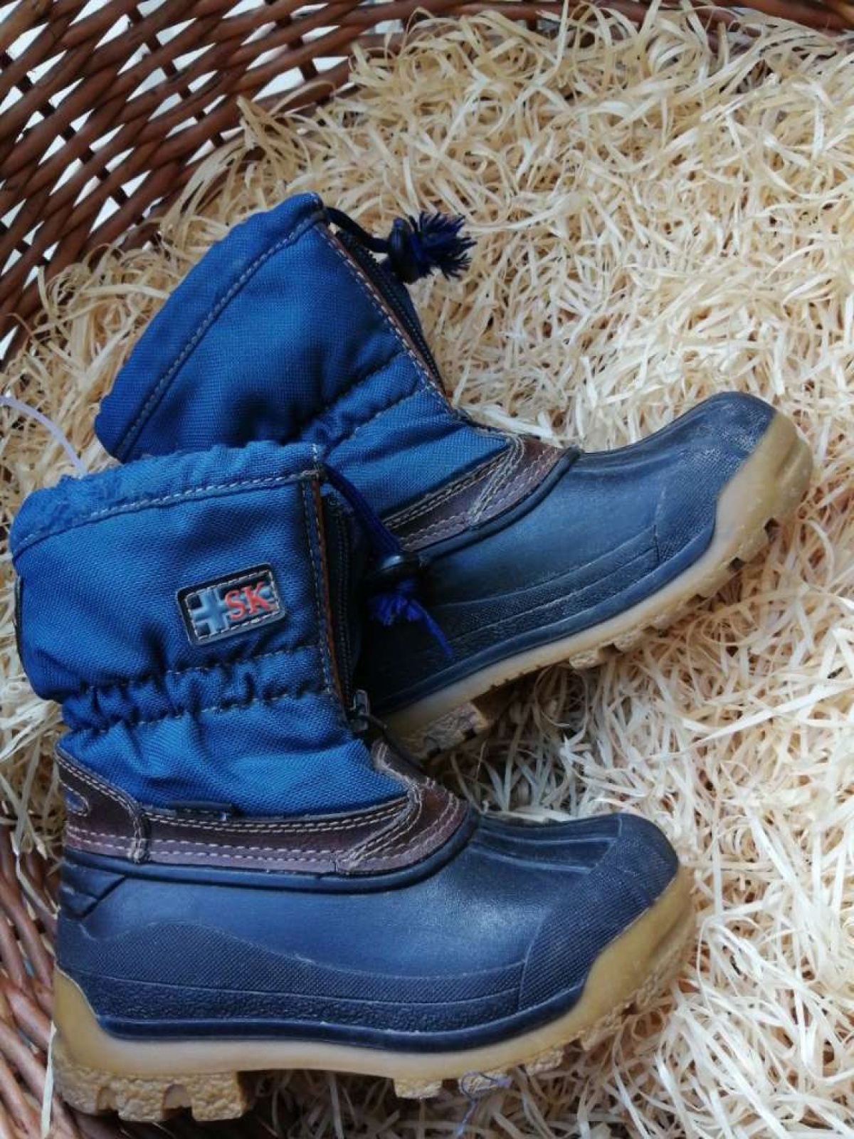 Sehr schöne neuwertige stiefel in gr. 25/26 abzugeben.