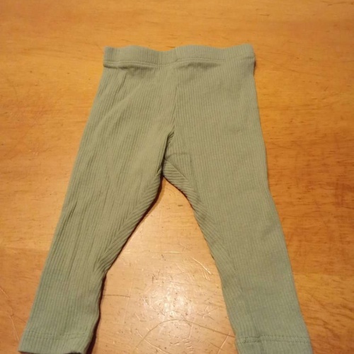 Sehr schöne Hose in gr. 74 abzugeben.