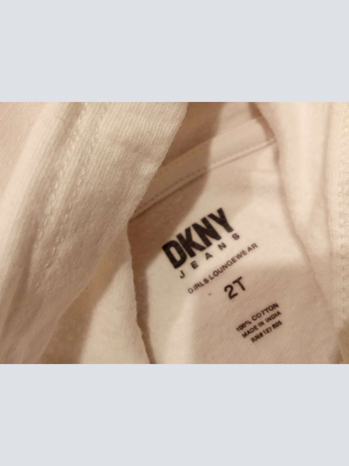 Sehr schöner Kapuzen Pullover von DKNY in gr. 92 /98 abzugeben.
