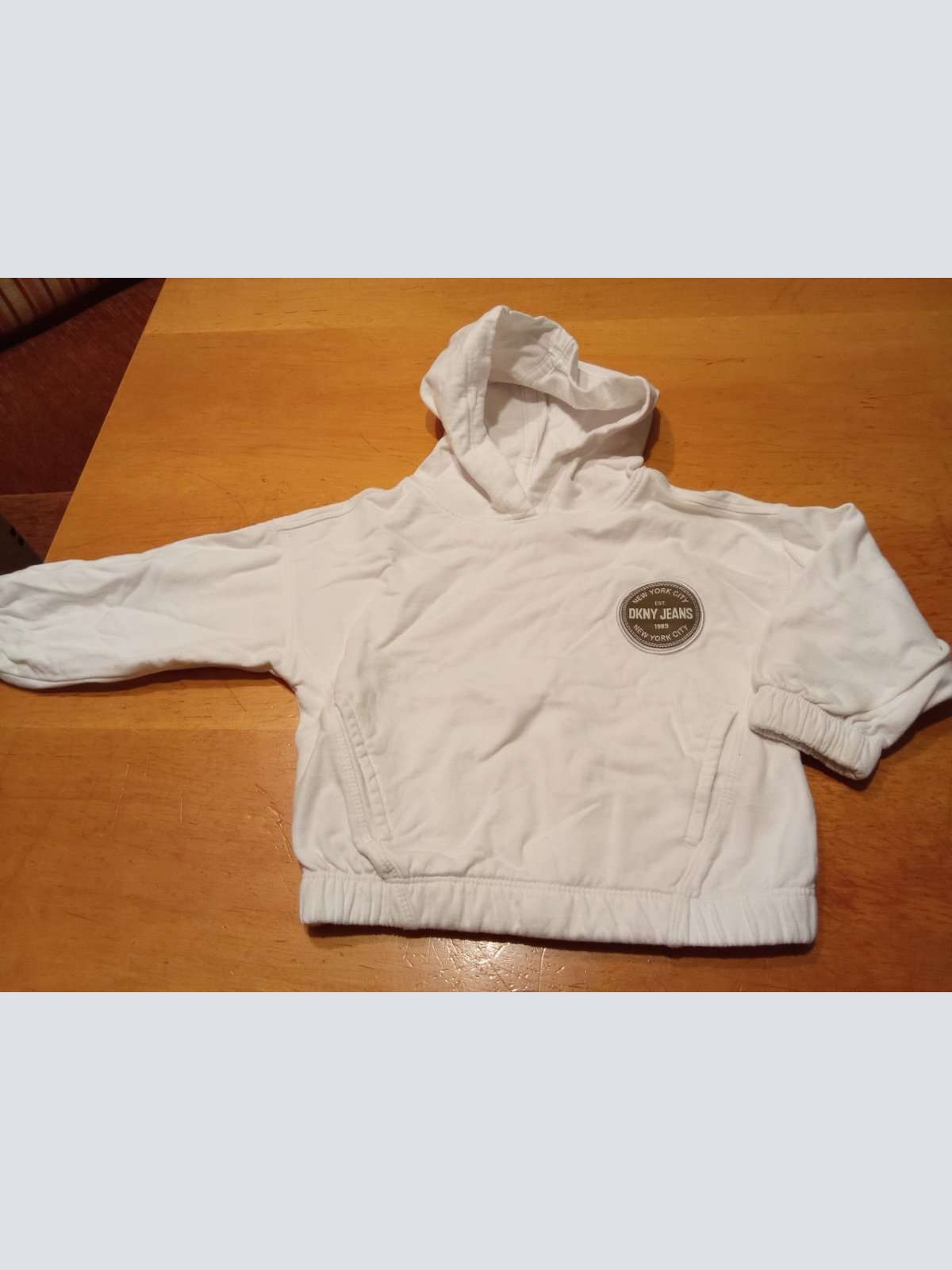 Sehr schöner Kapuzen Pullover von DKNY in gr. 92 /98 abzugeben.