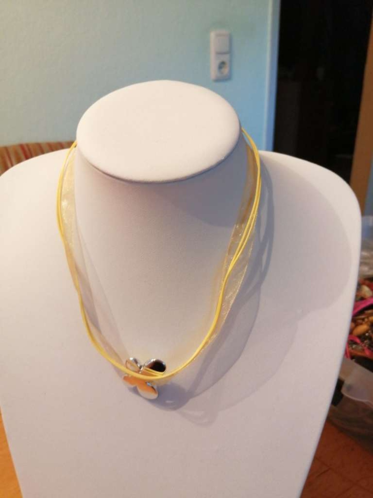 Sehr schöne Halskette abzugeben.