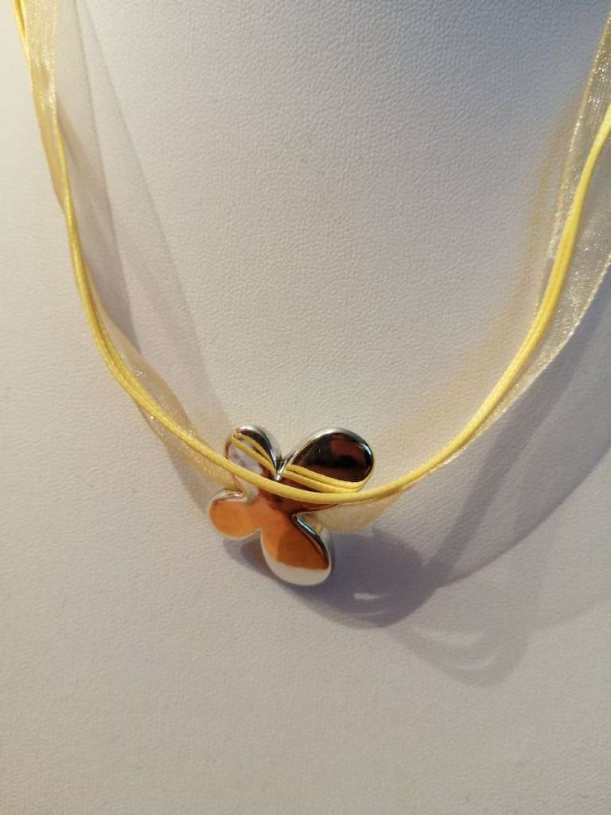 Sehr schöne Halskette abzugeben.