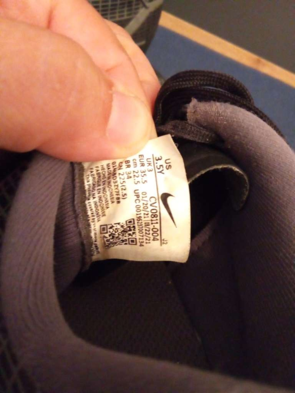 Sehr schöne Fußballschuhe von Nike in gr. 35 .5 abzugeben.