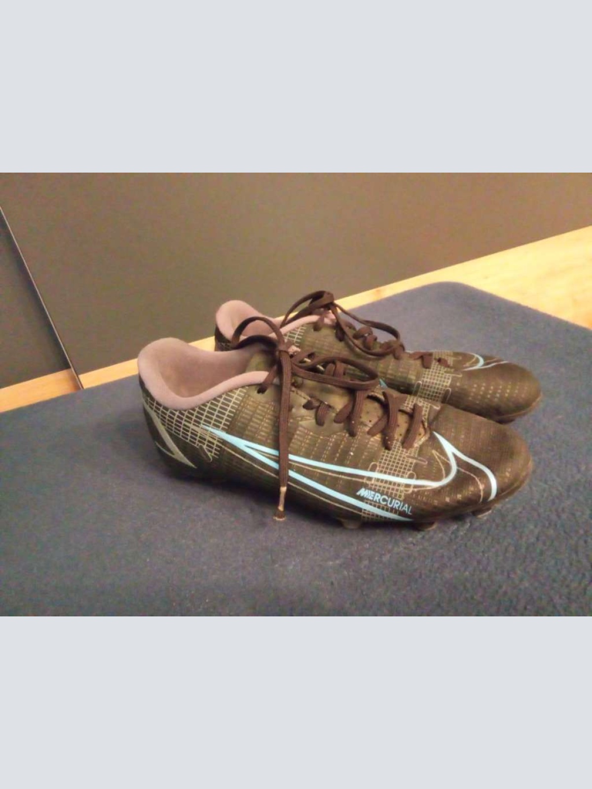 Sehr schöne Fußballschuhe von Nike in gr. 35 .5 abzugeben.