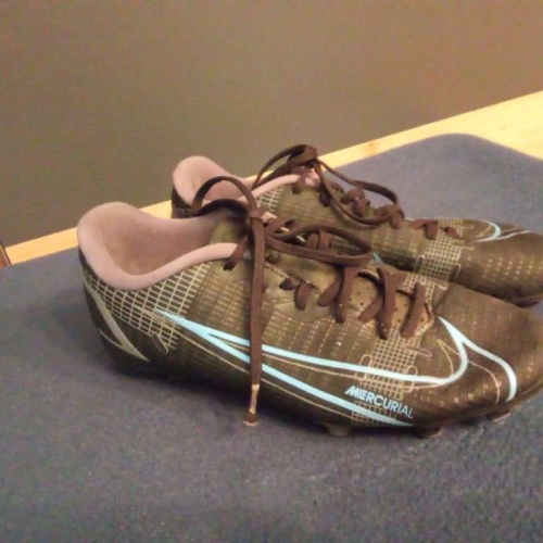 Sehr schöne Fußballschuhe von Nike in gr. 35 .5 abzugeben.