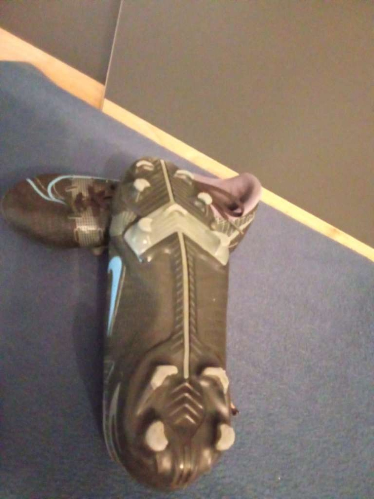 Sehr schöne Fußballschuhe von Nike in gr. 35 .5 abzugeben.