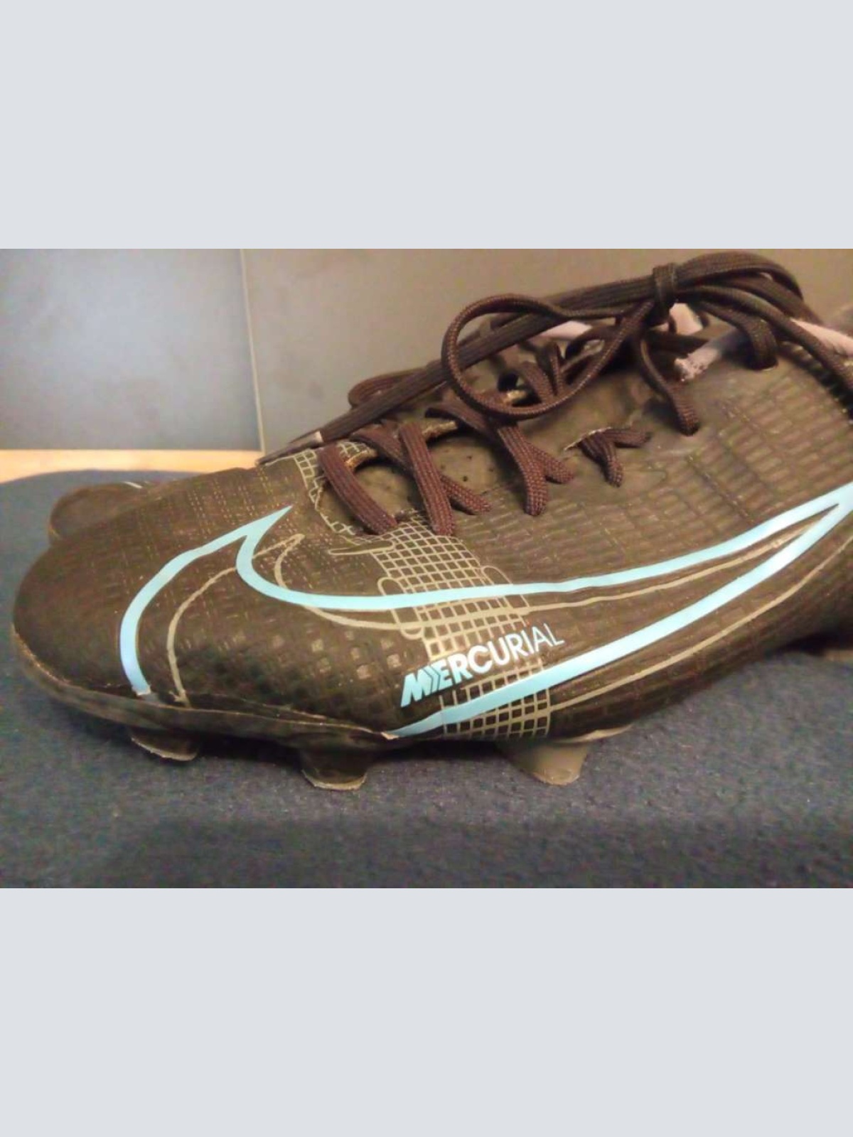 Sehr schöne Fußballschuhe von Nike in gr. 35 .5 abzugeben.