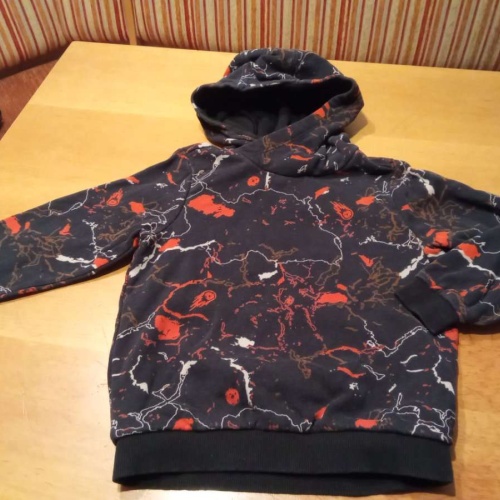 Sehr schöner Kapuzen Pullover von s.Oliver in gr. 128 /134 abzugeben.