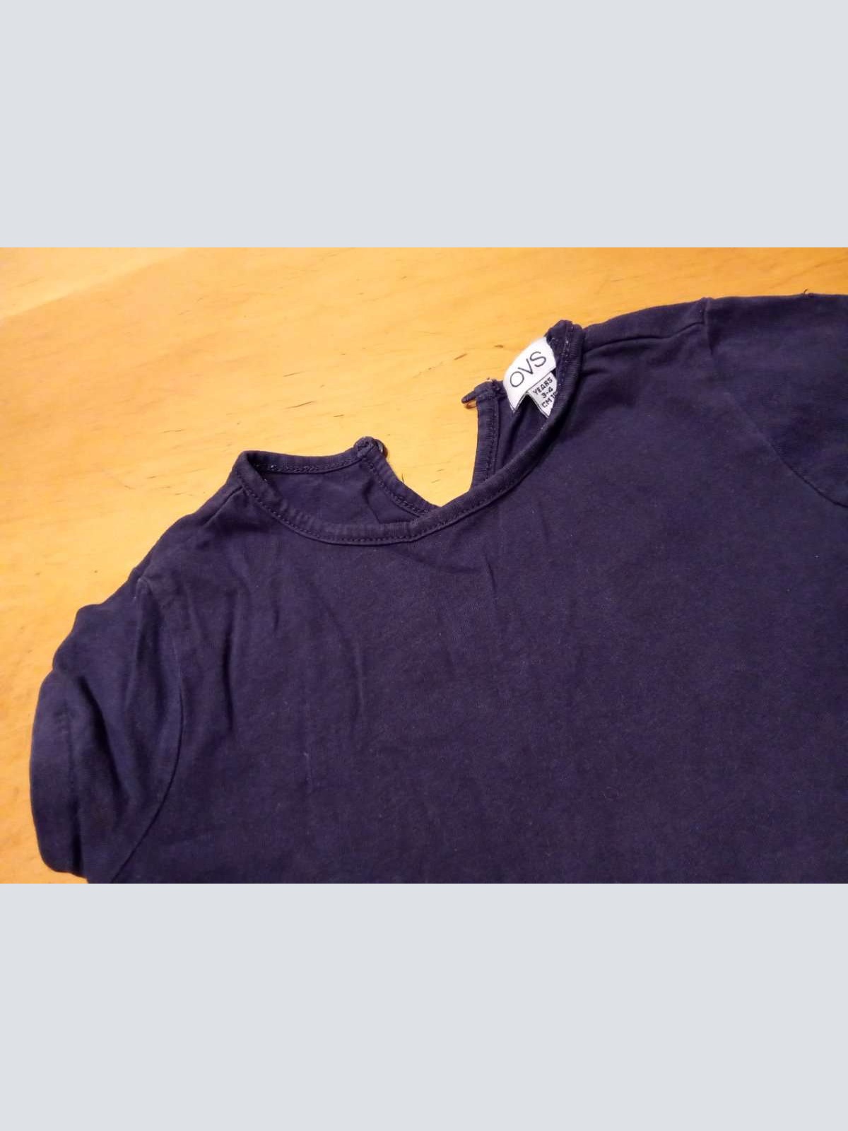 Sehr schönes Shirt von OVS in gr. 104 abzugeben.