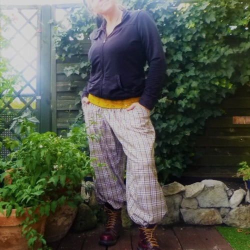 Pumphose Pluderhose kariert mit Latz