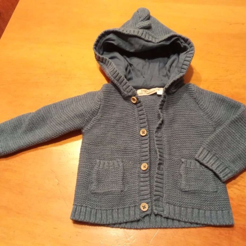 Sehr schöne Kapuzen Weste von Lupilu in gr. 62 /68 abzugeben.