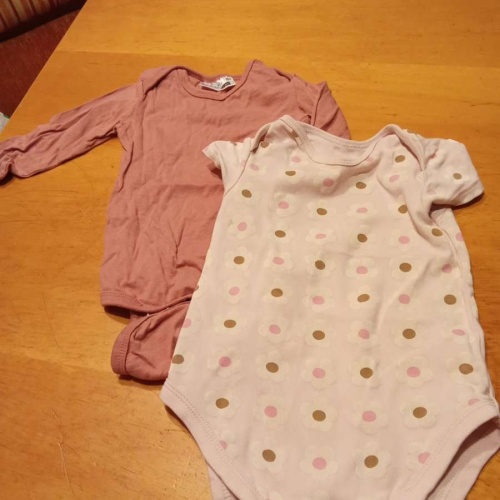 Sehr schönes Body Set von Ergee und Baby Club in gr. 80 abzugeben.