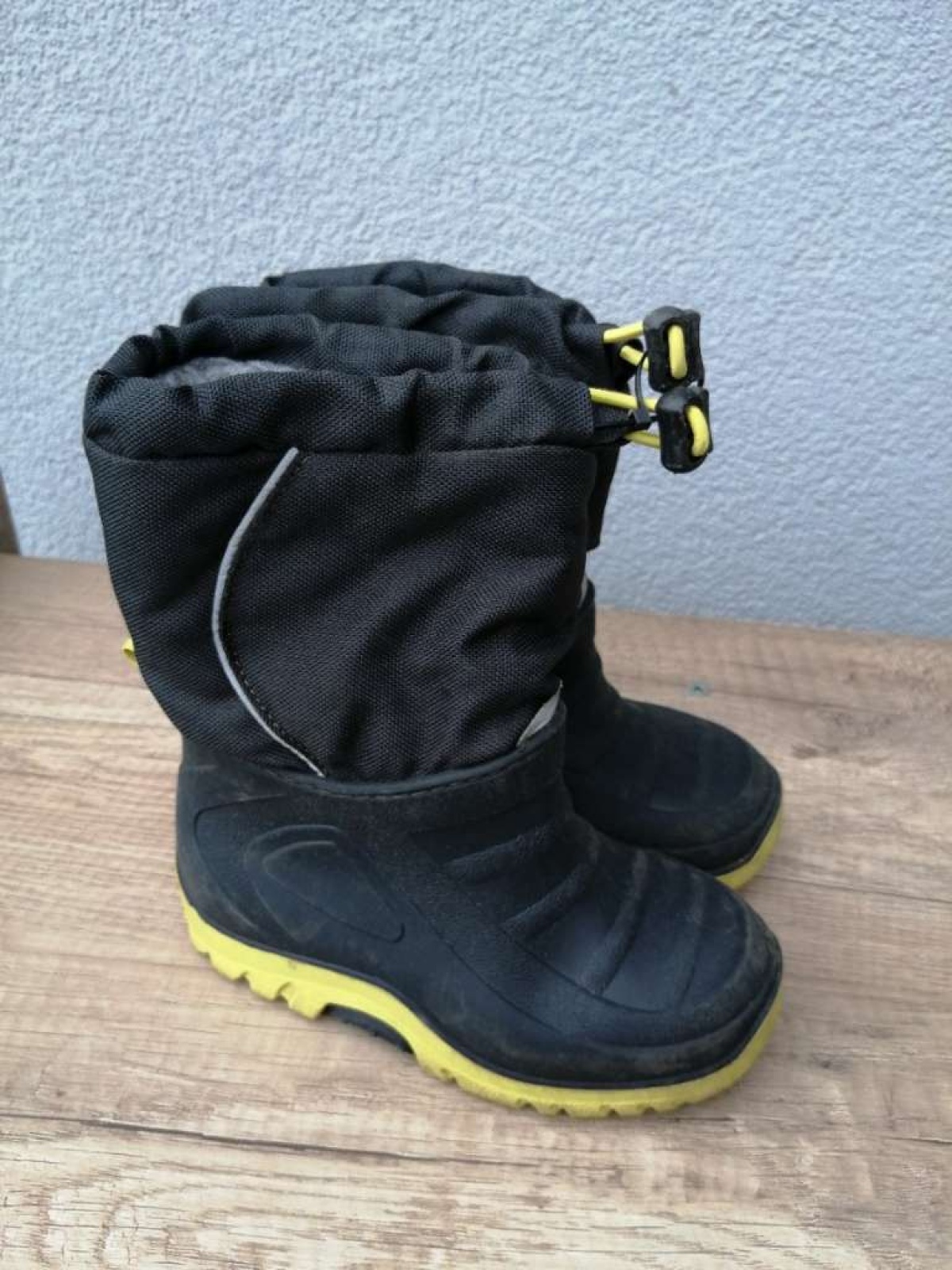 Sehr schöne Kinder Stiefel in gr. 25 abzugeben.