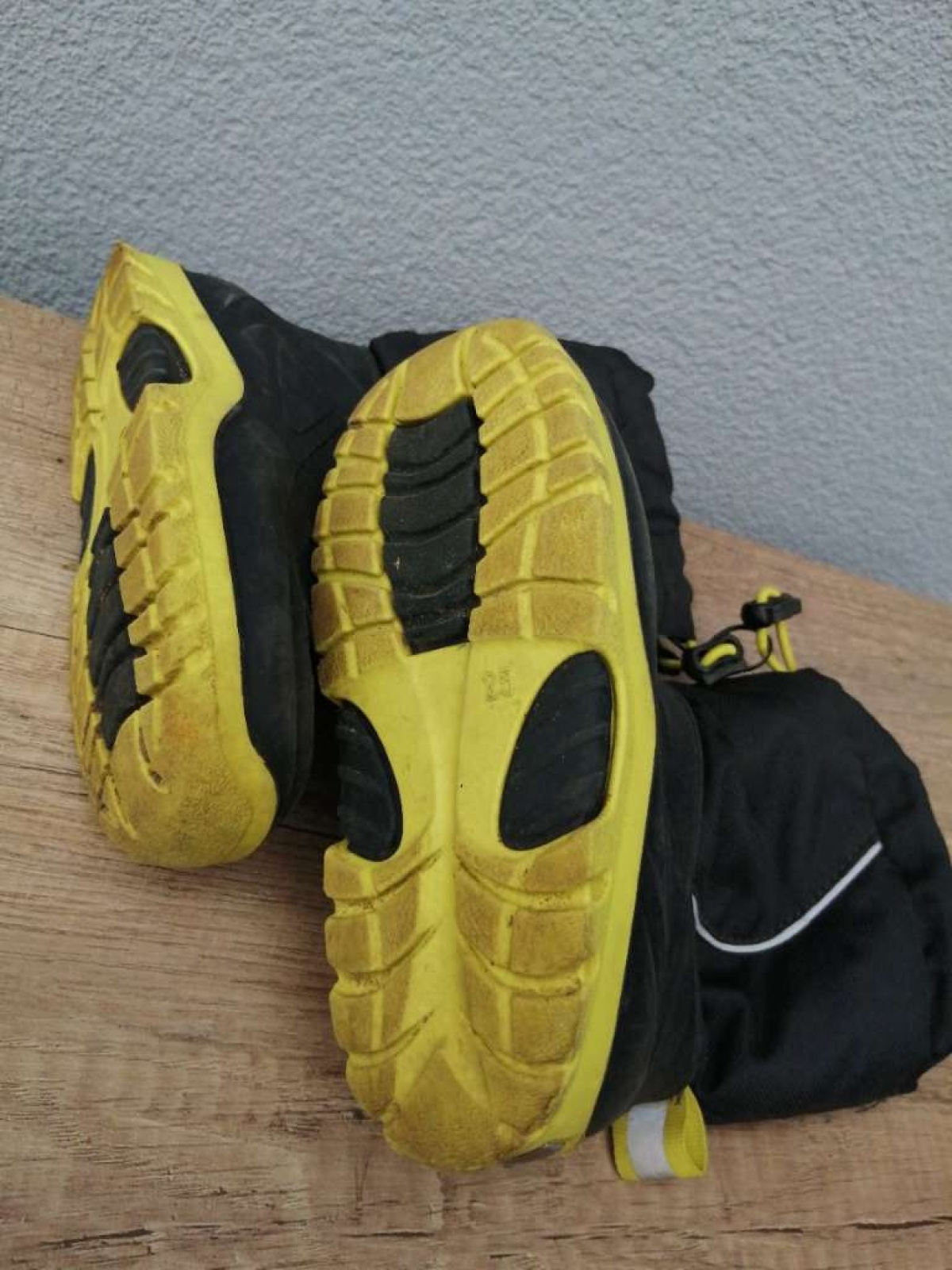 Sehr schöne Kinder Stiefel in gr. 25 abzugeben.