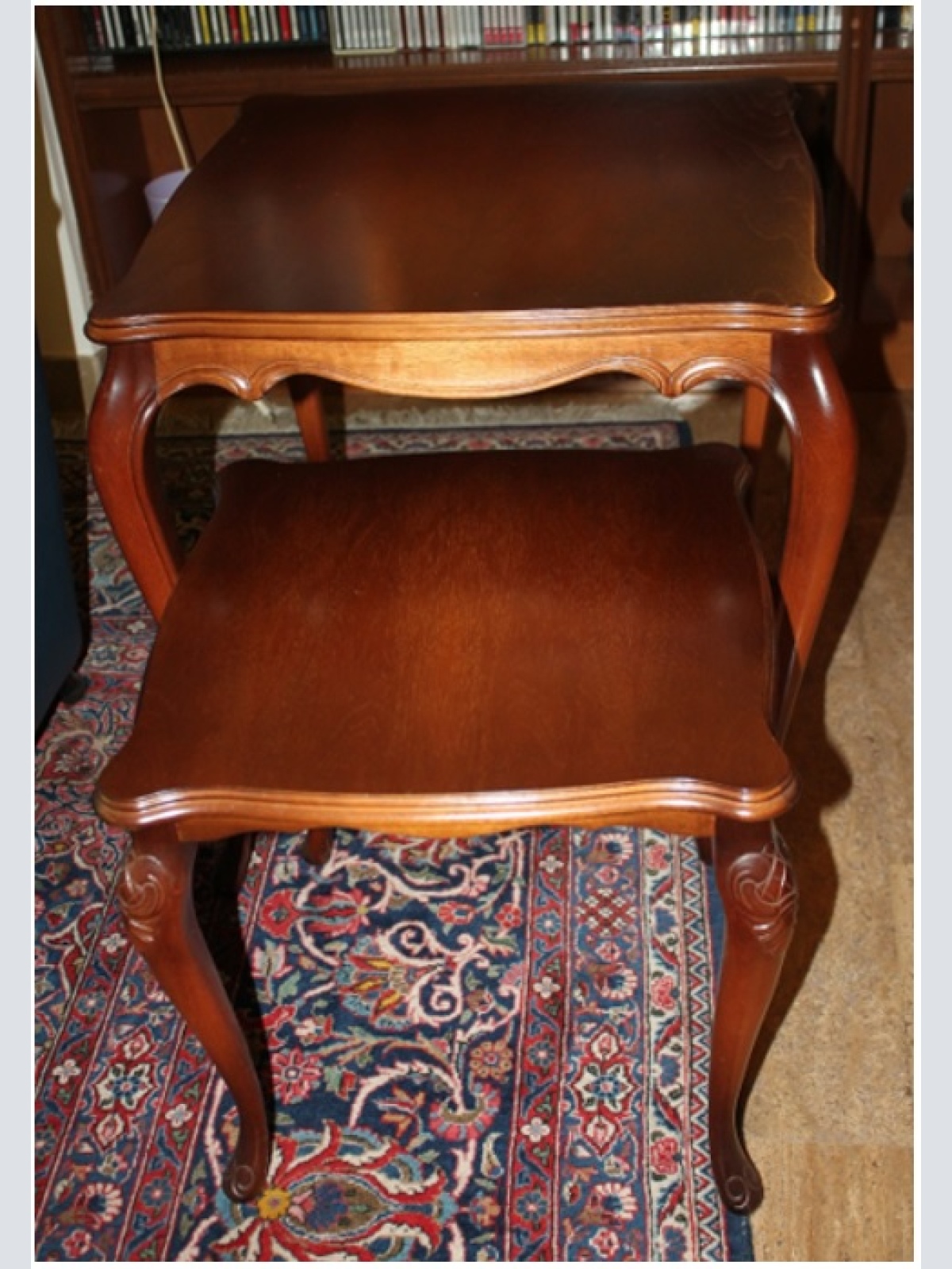 Zwei Beistelltische (24,25)