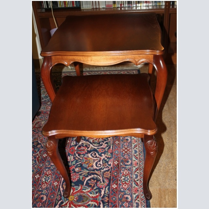 Zwei Beistelltische (24,25)