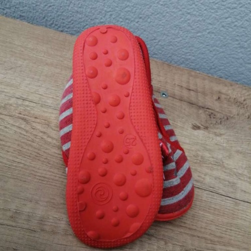 Sehr schöne Hausschuhe in gr. 25 abzugeben.