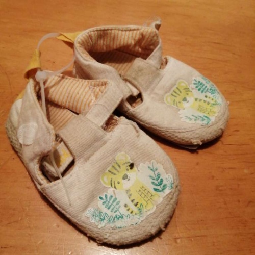 Kinderschuhe in gr. 20 abzugeben.