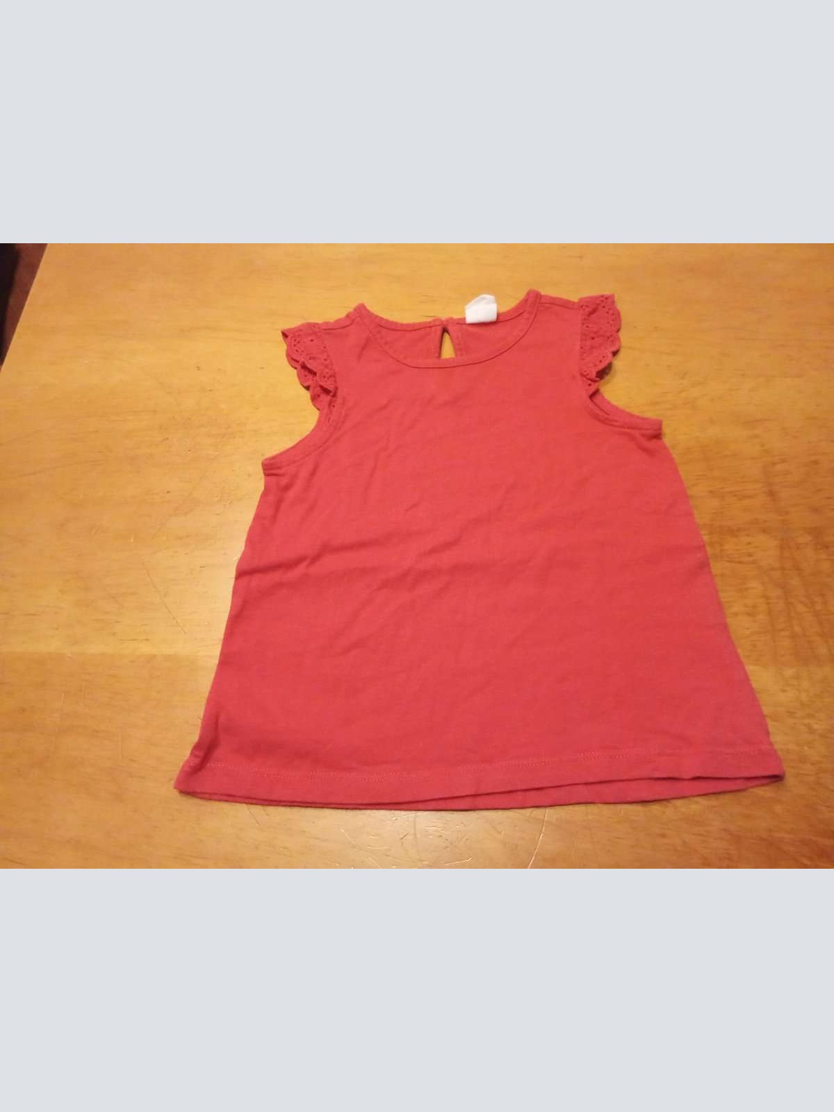 Sehr schönes Ärmelloses Shirt von H&M in gr. 86 abzugeben.