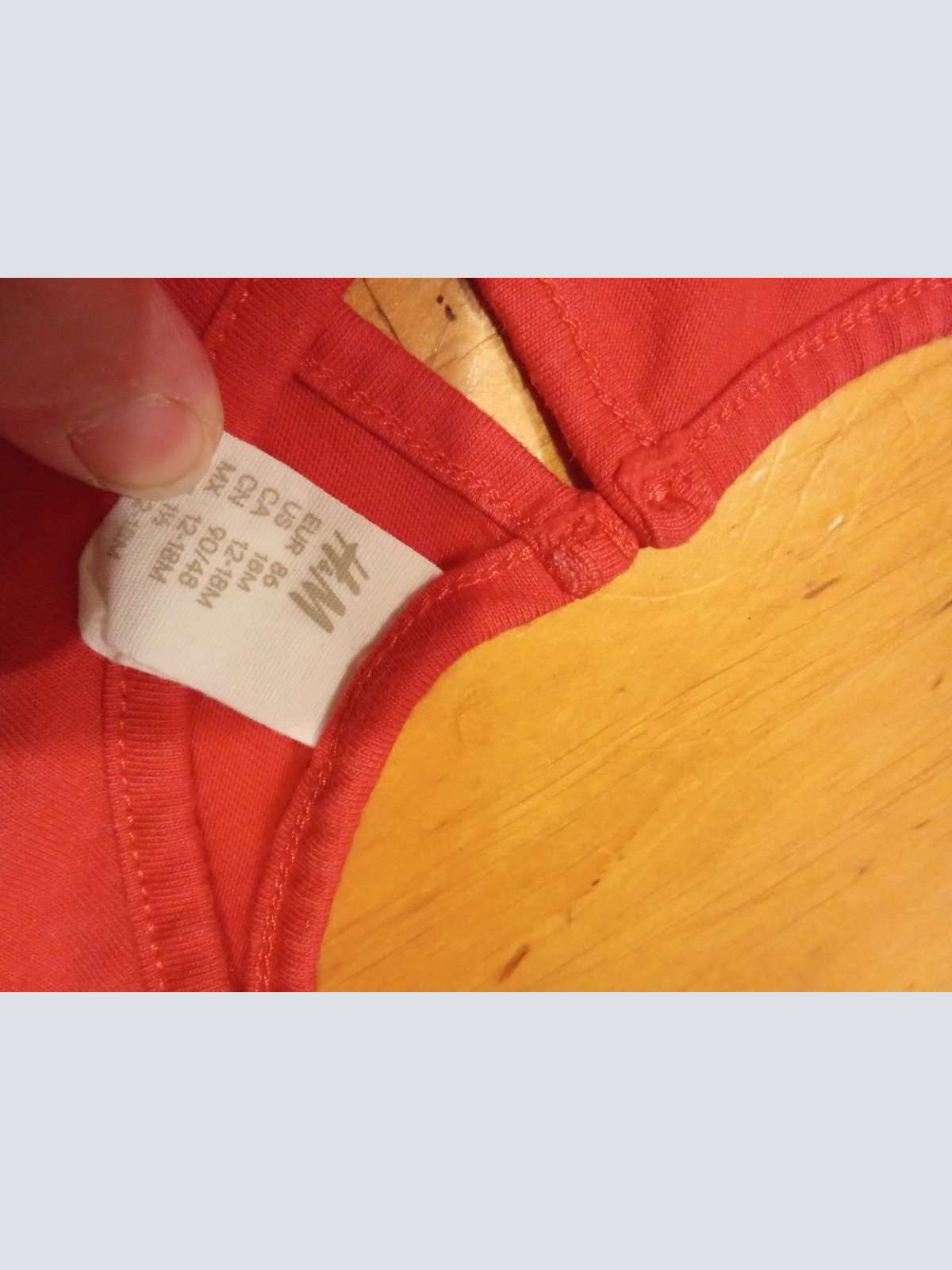 Sehr schönes Ärmelloses Shirt von H&M in gr. 86 abzugeben.