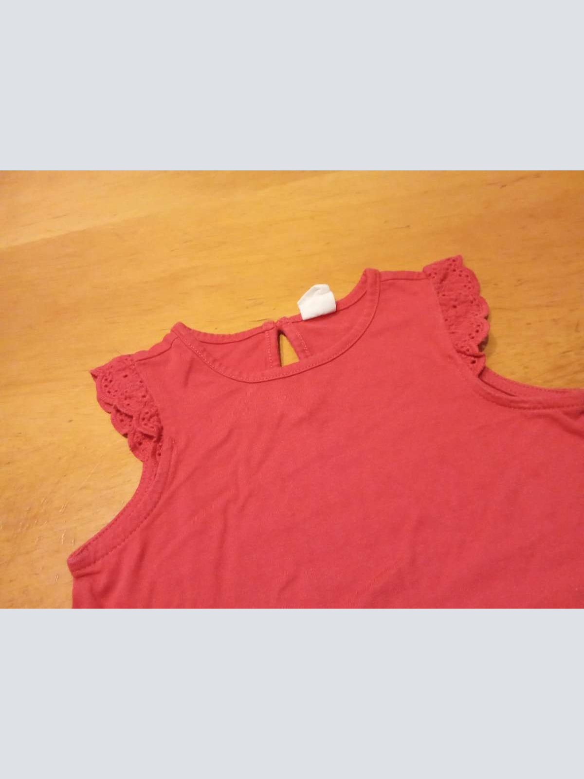 Sehr schönes Ärmelloses Shirt von H&M in gr. 86 abzugeben.