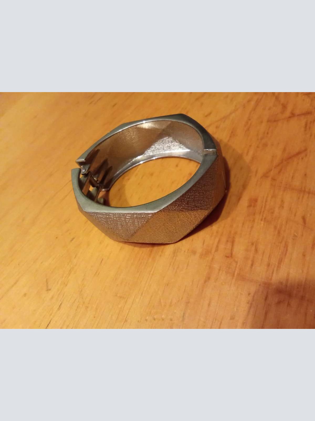 Sehr schönes Klapp Armband abzugeben.