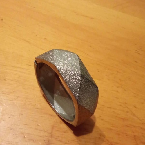 Sehr schönes Klapp Armband abzugeben.