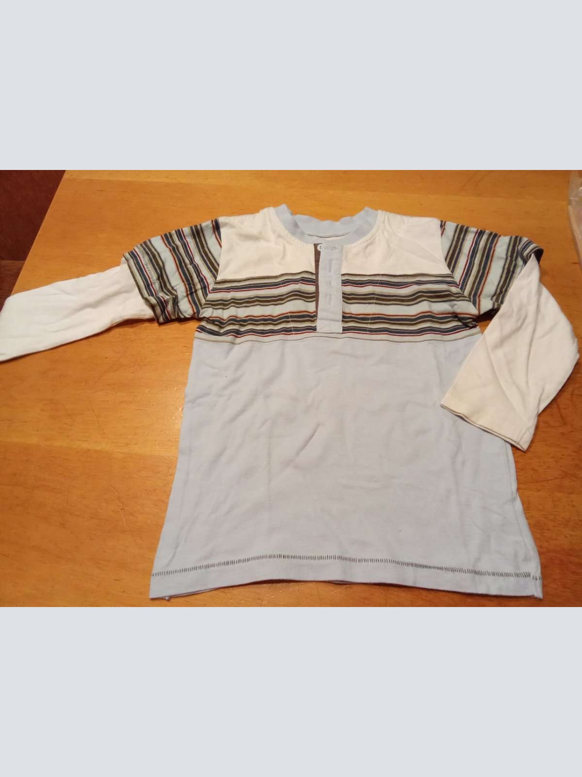 Sehr schönes Langarm Shirt von H&M in gr. 122 abzugeben.