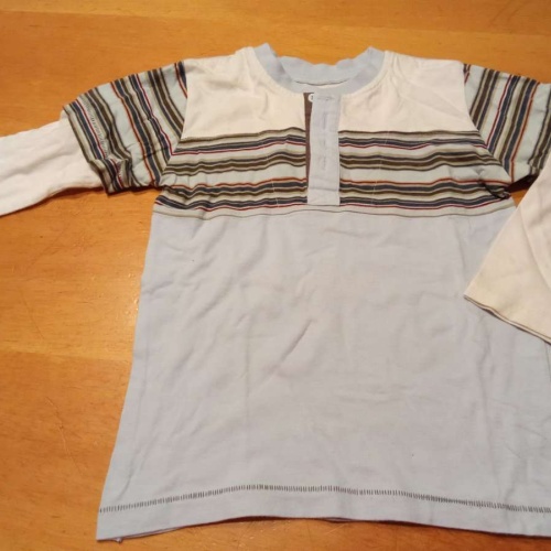 Sehr schönes Langarm Shirt von H&M in gr. 122 abzugeben.