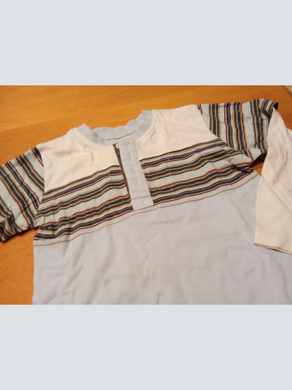 Sehr schönes Langarm Shirt von H&M in gr. 122 abzugeben.