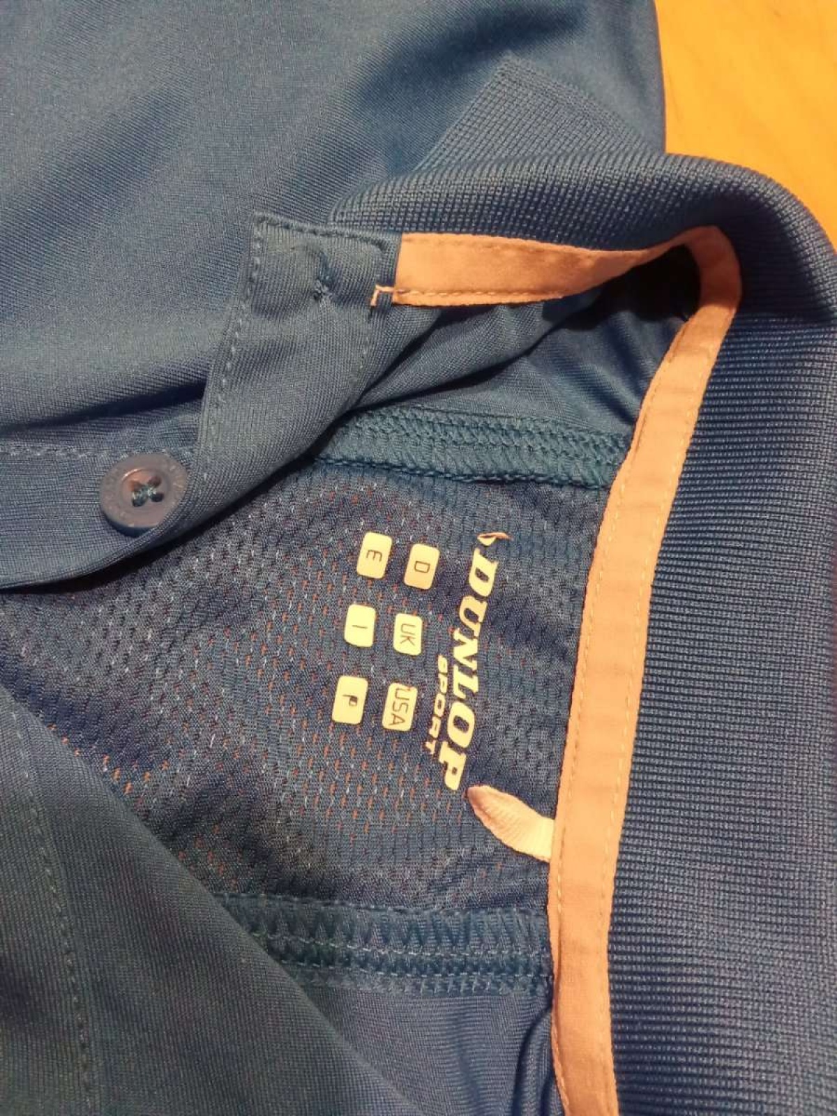 Sehr schönes Shirt von Dunlop in gr. 128 abzugeben.