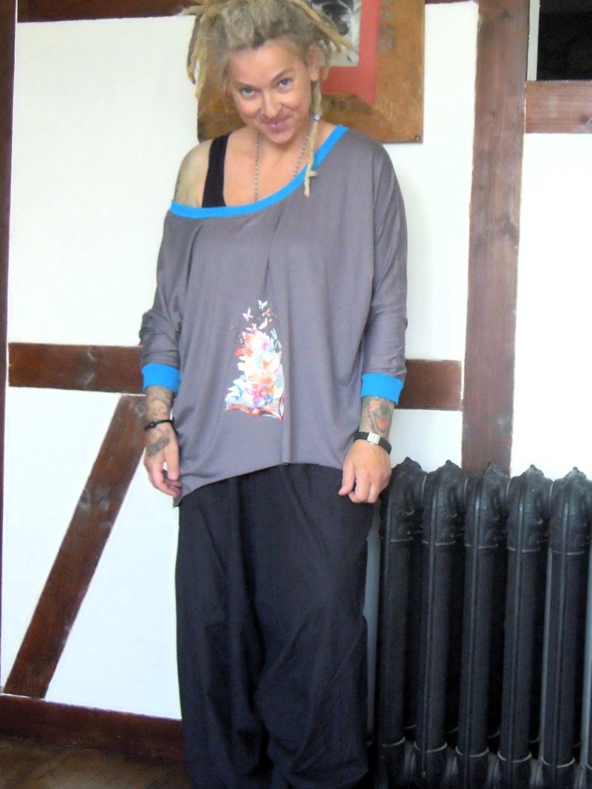 Oversize Asymmetric Shirt On Shoulder grau mit Applikation Einheitsgröße