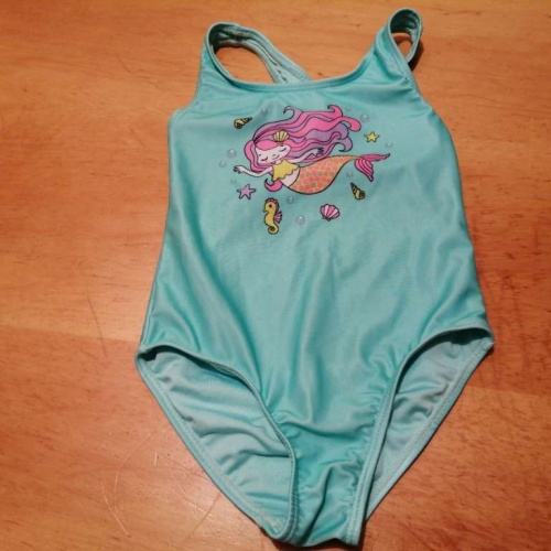 Sehr schöner Badeanzug in gr. 104 abzugeben.