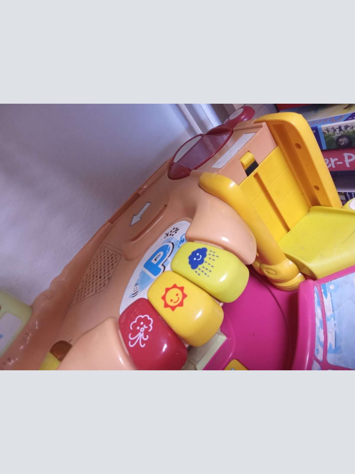 Sehr gerne gespielte Parkgarage von Vtech TUT TUT abzugeben.