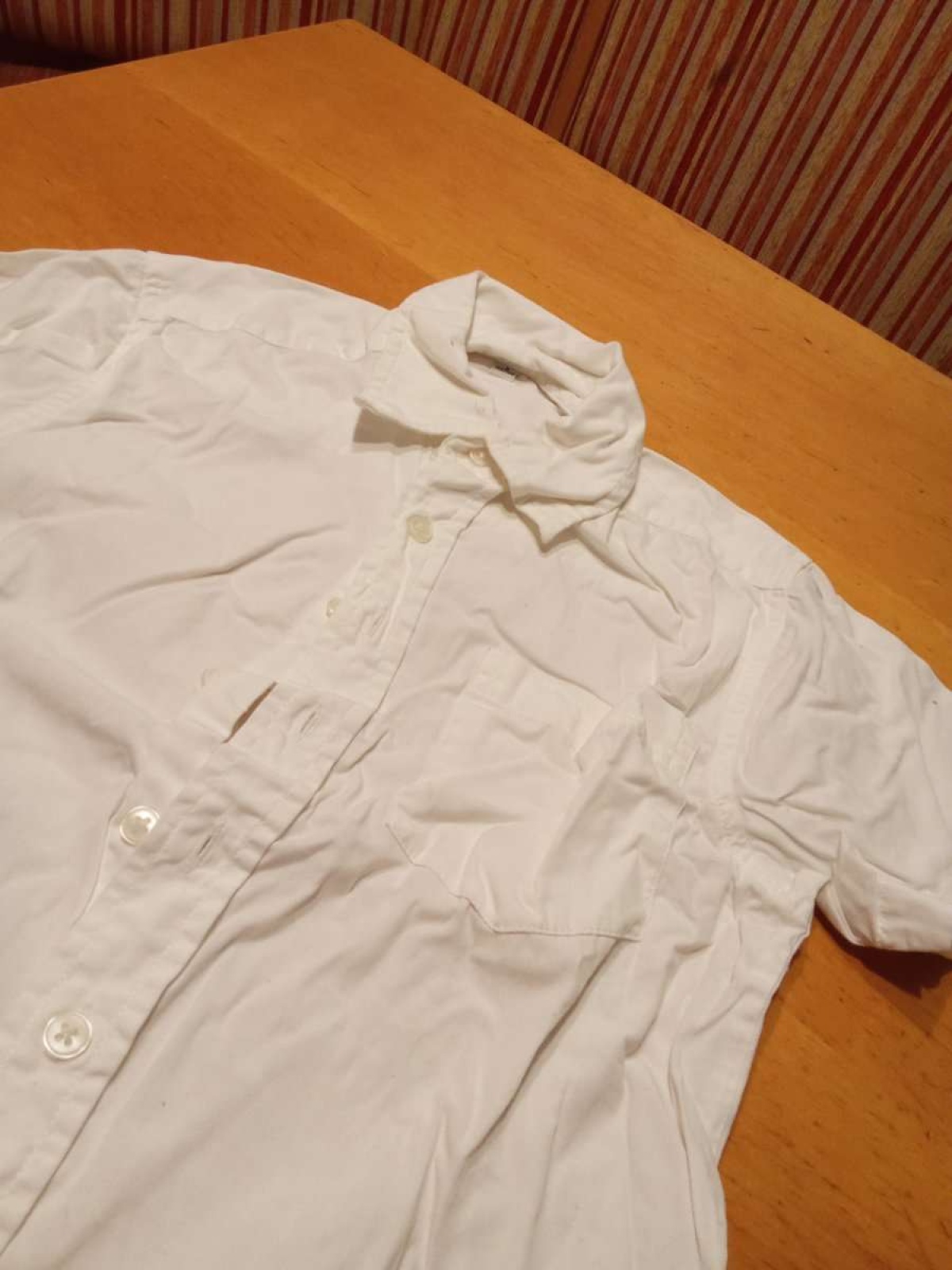 Sehr schönes Kurzarm Hemd in gr. 122 /128 abzugeben