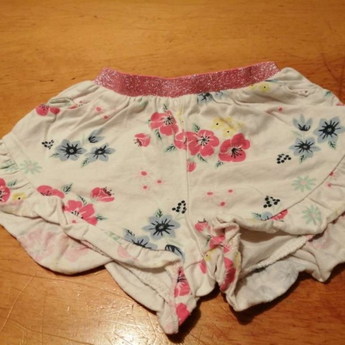 Sehr schöne kurze Hose von Ergee in gr. 74 abzugeben.